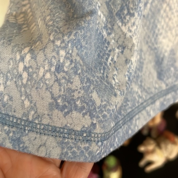 SUSAN GRAVER Weekend Blue/White Scoop Neck Snakeskin Tunic Top, Size 1X, GUC. - Picture 5 of 6